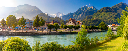 Svycarsko Interlaken Panoramic view of Old City with thrain stat