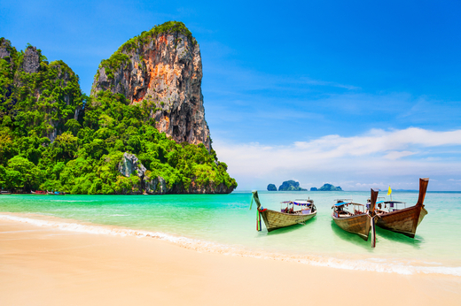 Thajsko Boats at the beauty beach with limestone cliff and cryst